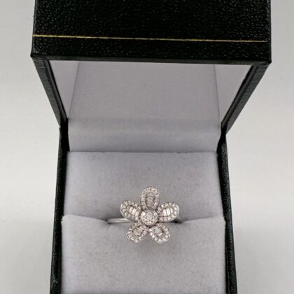 Bague fleur diamants