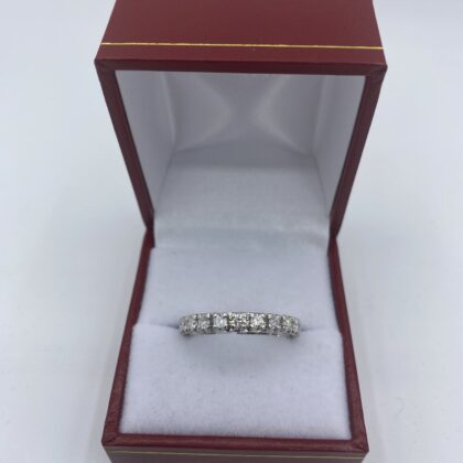 Alliance sertie clos or blanc, diamants