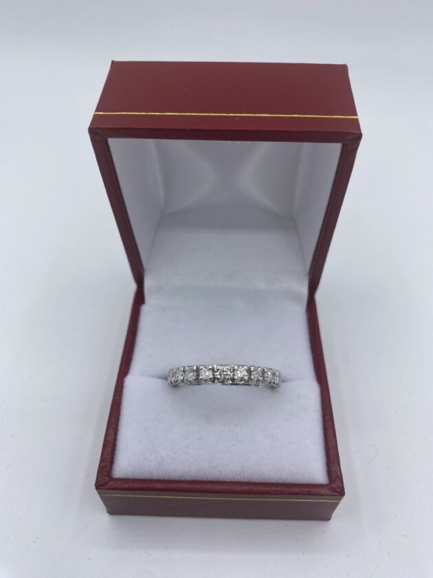 Alliance sertie clos or blanc, diamants