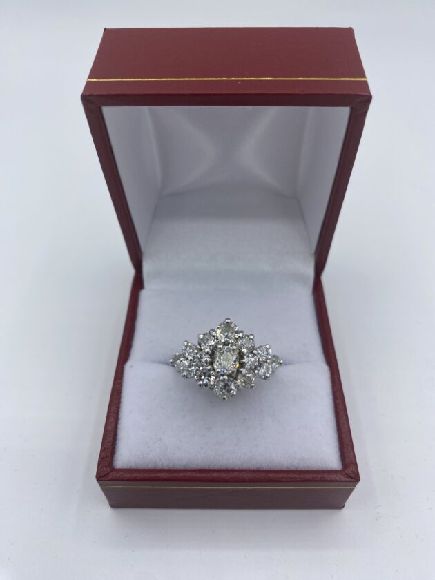 Bague-cocktail-or-blanc-sertie-griffe-et-diamants