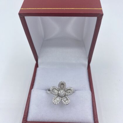 Bague-fleur-or-blanc-et-diamants-baguette