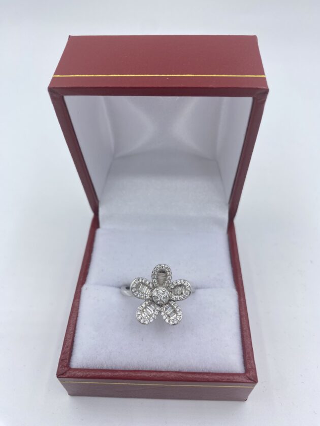 Bague-fleur-or-blanc-et-diamants-baguette