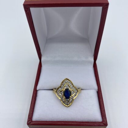 Bague-fleur-or-jaune-saphir-et-eclats-de-diamants
