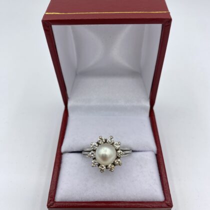 Bague-marguerite-or-blanc-perle-de-culture-centrale-et-9-diamants