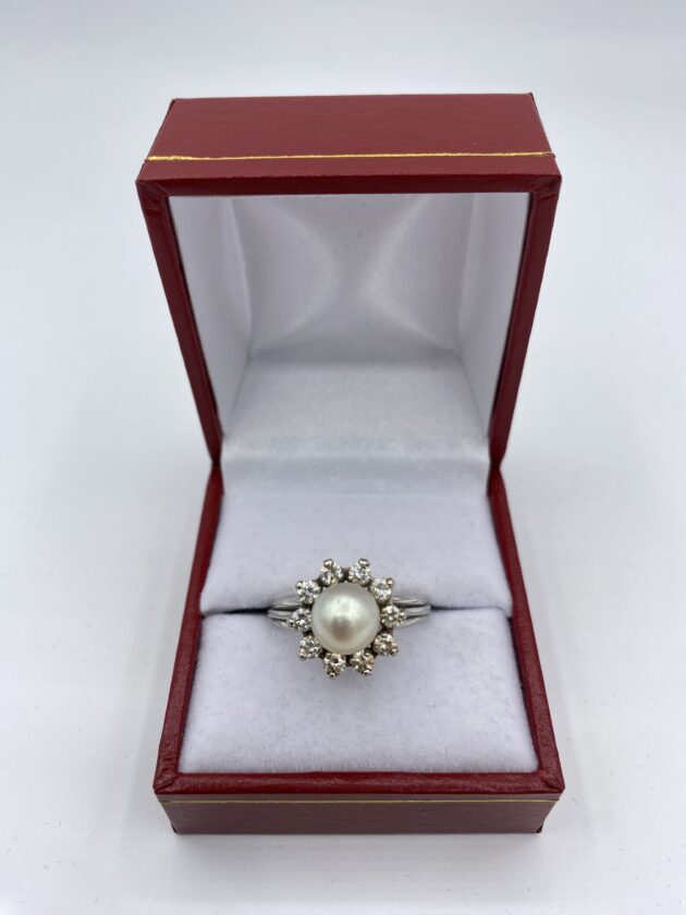 Bague-marguerite-or-blanc-perle-de-culture-centrale-et-9-diamants