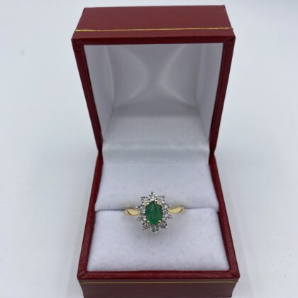 Bague-marguerite-or-jaune-emeraude-central-et-diamants