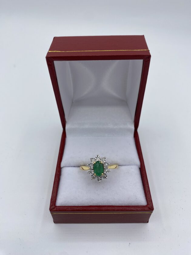 Bague-marguerite-or-jaune-emeraude-central-et-diamants