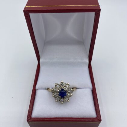 Bague-marguerite-or-jaune-saphir-central-et-diamants-sertie-griffe