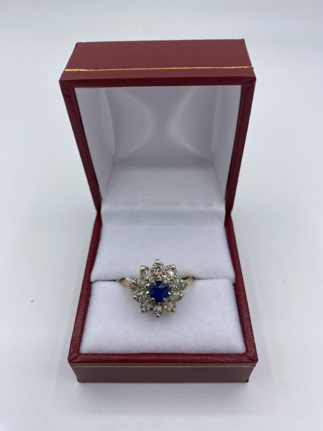 Bague-marguerite-or-jaune-saphir-central-et-diamants-sertie-griffe
