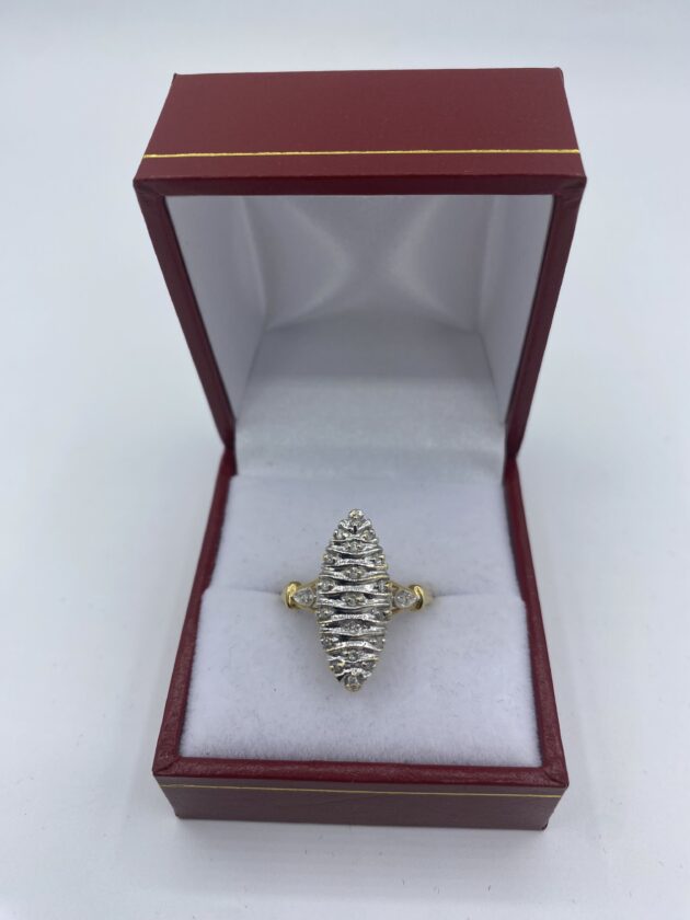 Bague-marquise-or-jaune-et-blanc-petits-diamants