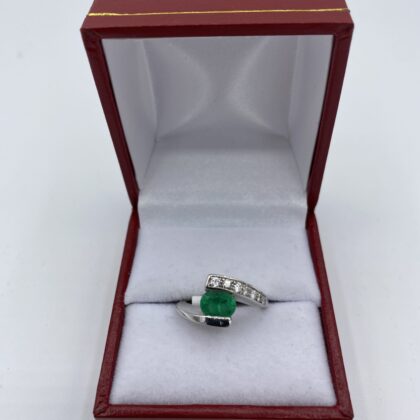 Bague-or-blanc-1-emeraude-et-sertie-clos-diamants