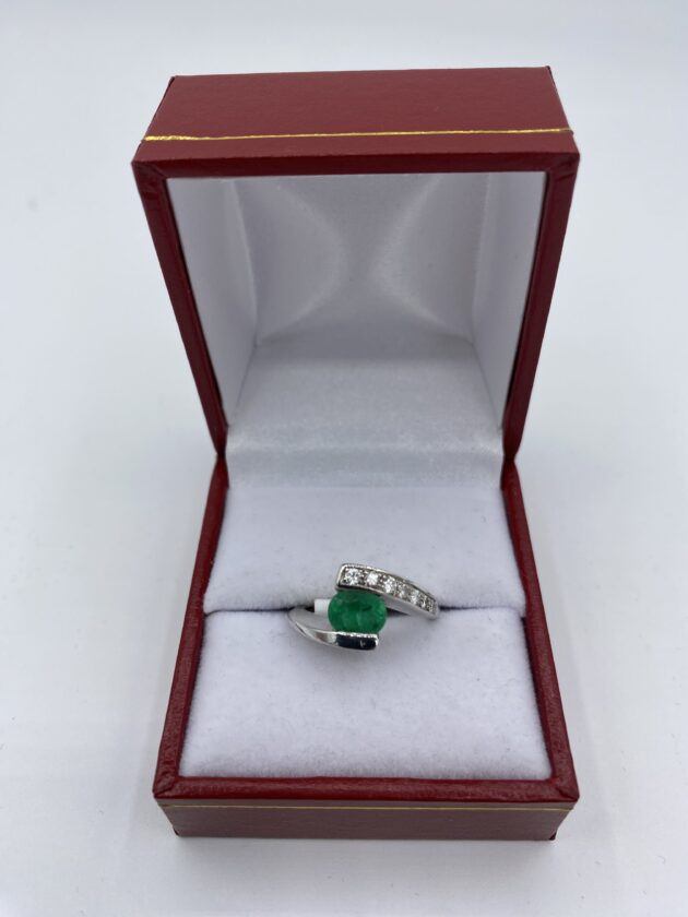 Bague-or-blanc-1-emeraude-et-sertie-clos-diamants
