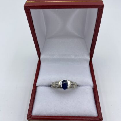 Bague-or-blanc-1-saphir-central-et-eclats-de-diamants