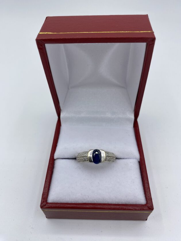Bague-or-blanc-1-saphir-central-et-eclats-de-diamants
