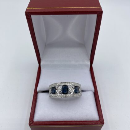Bague-or-blanc-eclats-de-diamants-et-3-saphirs