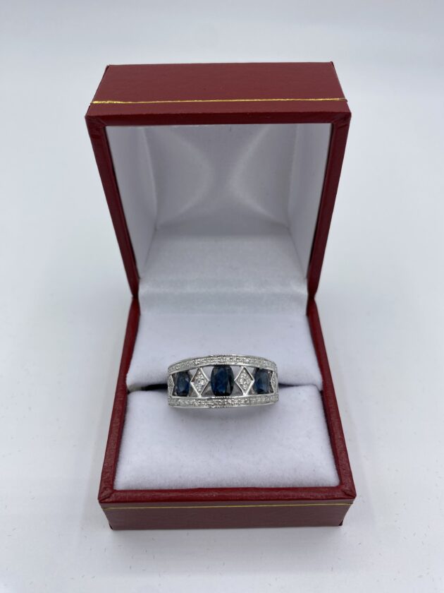 Bague-or-blanc-eclats-de-diamants-et-3-saphirs