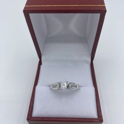 Bague-or-blanc-et-diamant-central-carre
