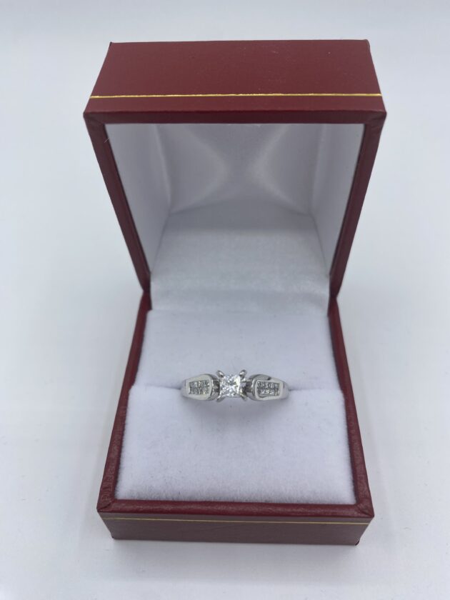 Bague-or-blanc-et-diamant-central-carre