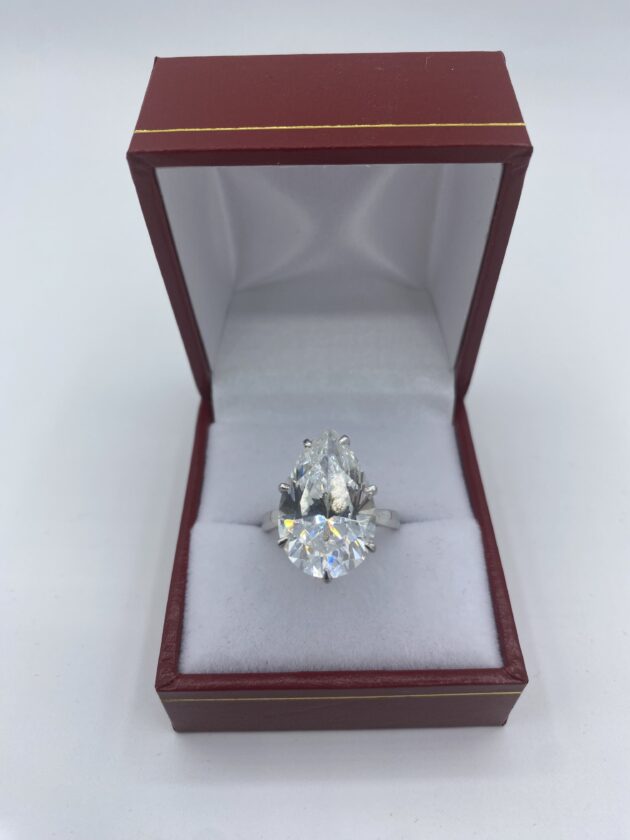 Bague-or-blanc-et-oxyde-central-sertie-griffe