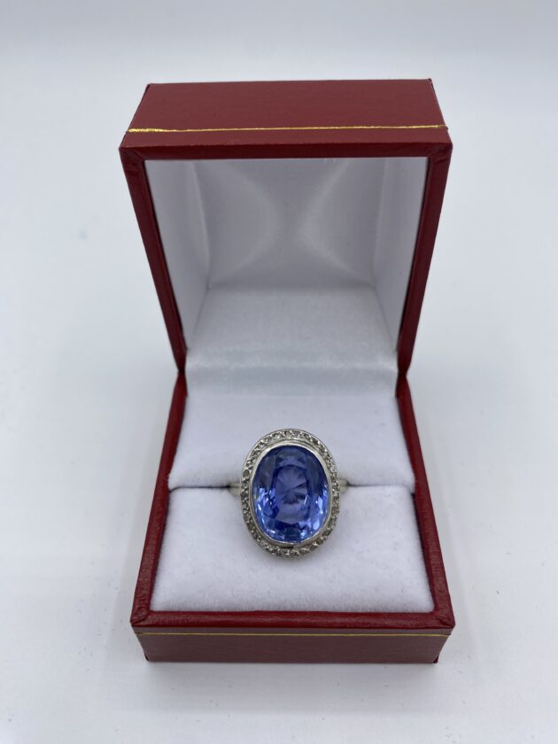 Bague-or-blanc-et-saphir-central