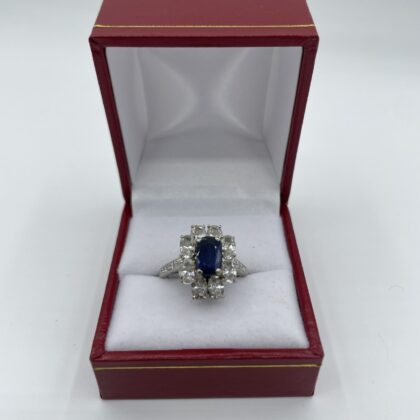 Bague-or-blanc-et-saphir-en-forme-de-fleur