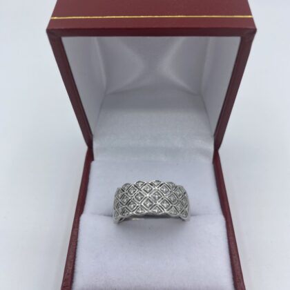 Bague-or-blanc-large-avec-petits-diamants