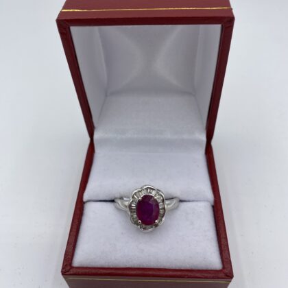 Bague-or-blanc-marguerite-rubis-central-et-diamants-baguette