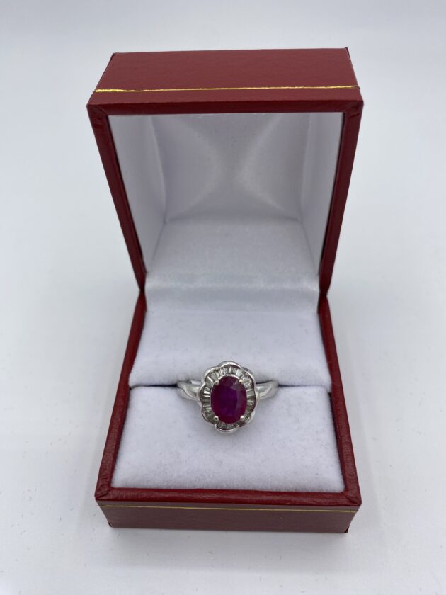 Bague-or-blanc-marguerite-rubis-central-et-diamants-baguette