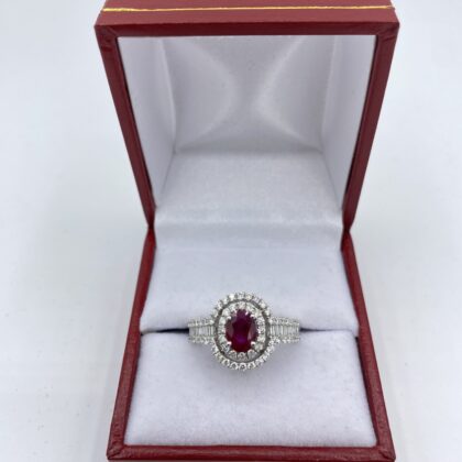 Bague-or-blanc-rubis-central-avec-diamants