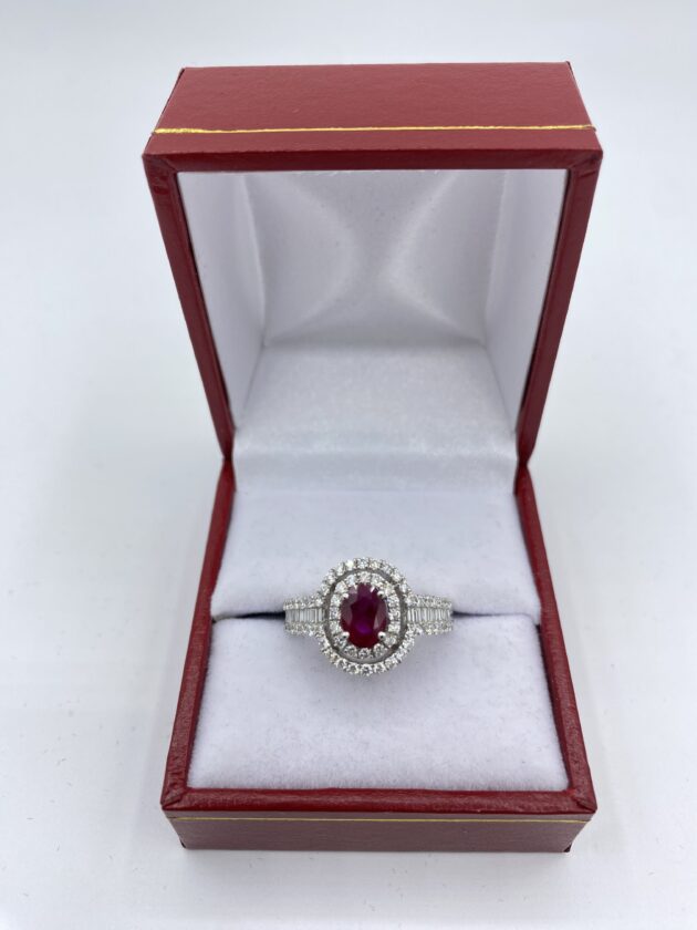 Bague-or-blanc-rubis-central-avec-diamants