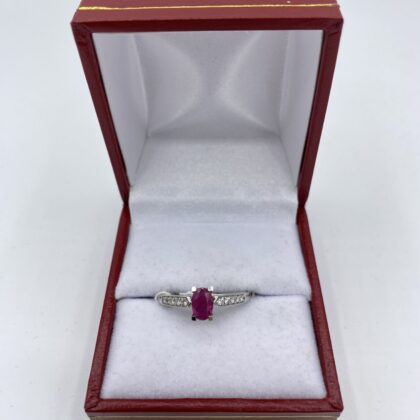 Bague-or-blanc-rubis-central-et-diamants-sertie-rail