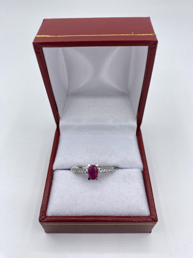 Bague-or-blanc-rubis-central-et-diamants-sertie-rail
