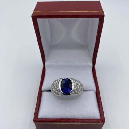 Bague-or-blanc-saphir-central-sertie-de-diamants
