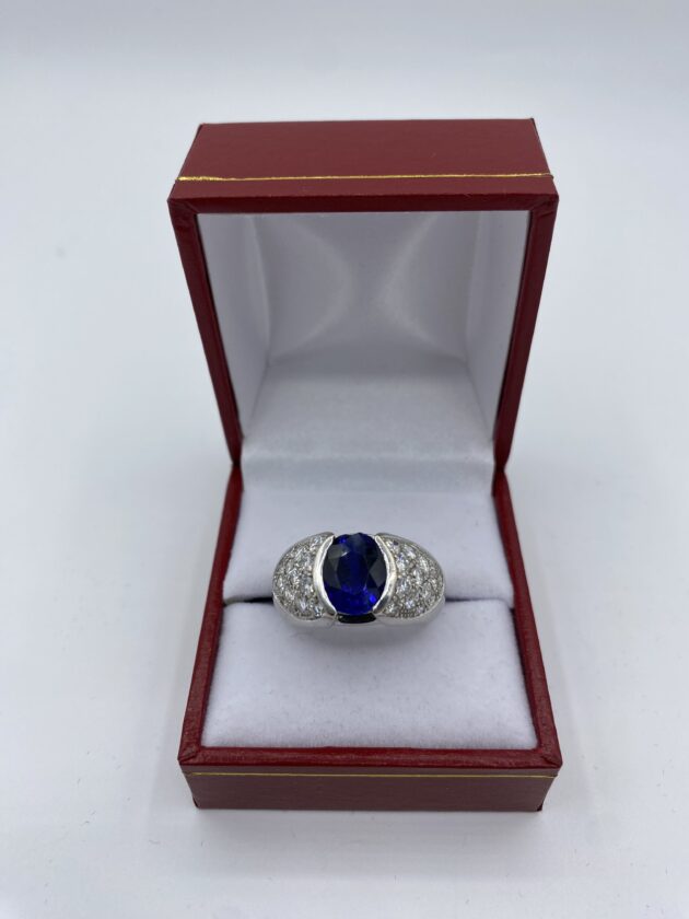 Bague-or-blanc-saphir-central-sertie-de-diamants