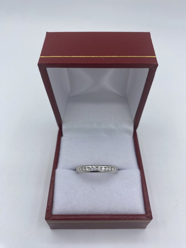 Bague-or-blanc-sertie-rail-10-diamants-