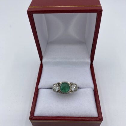 Bague-or-blanc-sertie-emeraude-et-2-diamants