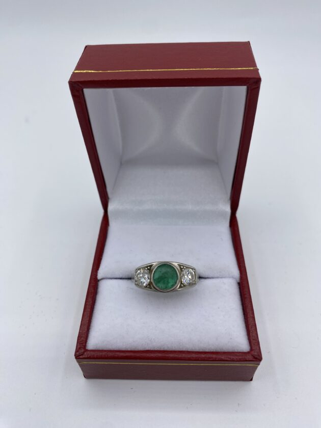 Bague-or-blanc-sertie-emeraude-et-2-diamants