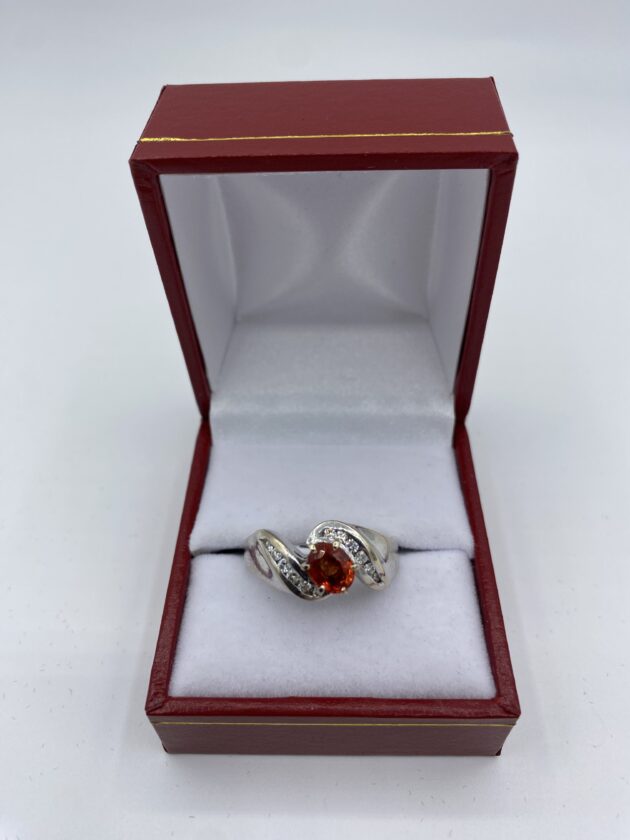 Bague-or-blanc-sertie-saphir-orange