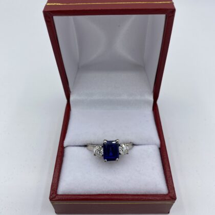 Bague-or-blanc-sertie-saphir-rectangle-et-2-diamants