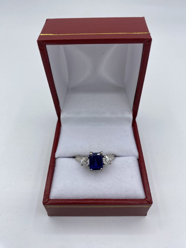 Bague-or-blanc-sertie-saphir-rectangle-et-2-diamants