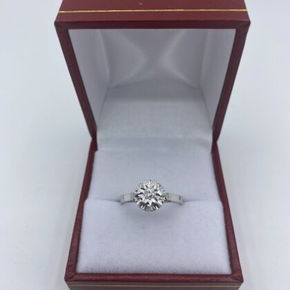 Bague-or-blanc-style-art-deco-avec-diamant-central