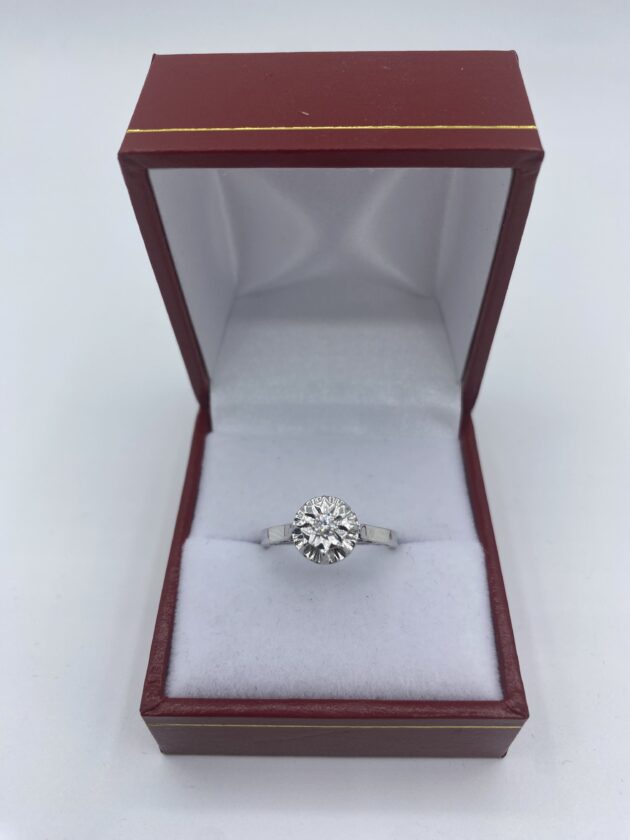 Bague-or-blanc-style-art-deco-avec-diamant-central
