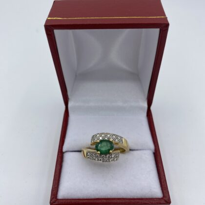 Bague-or-jaune-1-emeraude-sertie-griffe-et-diamants-sertie-clos