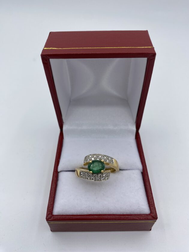 Bague-or-jaune-1-emeraude-sertie-griffe-et-diamants-sertie-clos