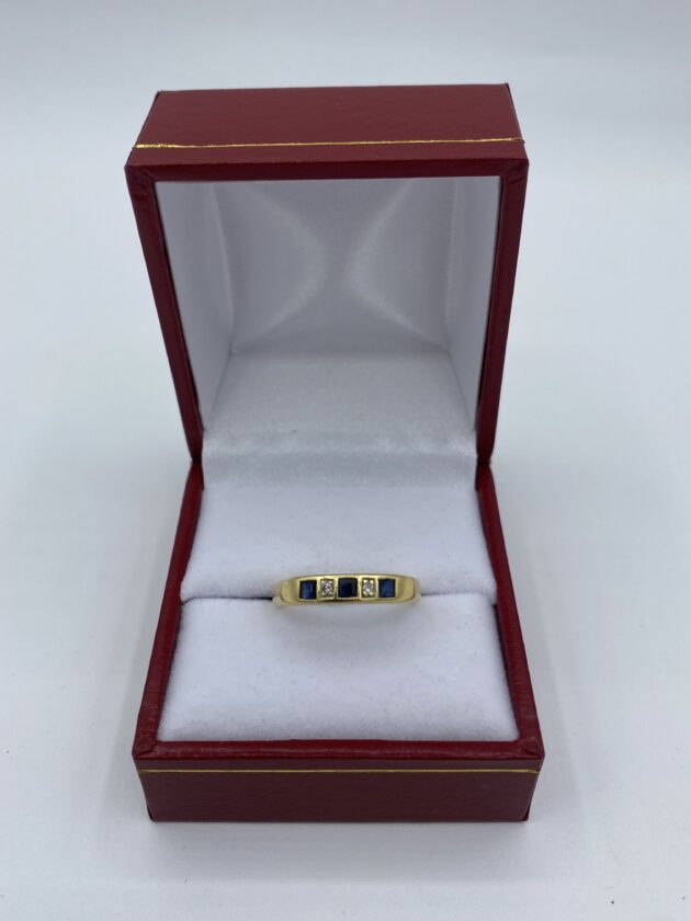 Bague-or-jaune-3-saphirs-et-2-diamants