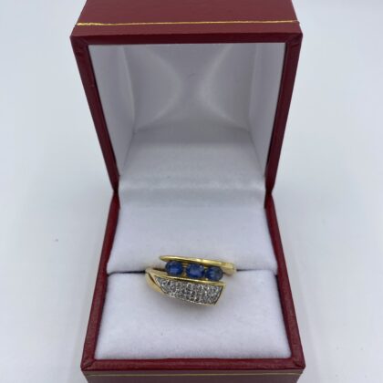 Bague-or-jaune-3-saphirs-et-eclats-de-diamants