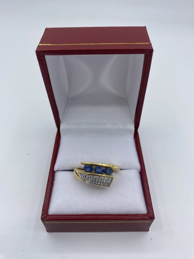 Bague-or-jaune-3-saphirs-et-eclats-de-diamants