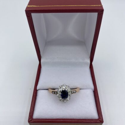 Bague-or-jaune-Marguerite-saphir-central-sertie-de-diamants