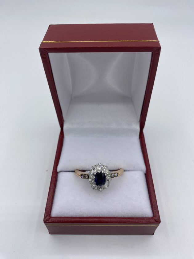 Bague-or-jaune-Marguerite-saphir-central-sertie-de-diamants