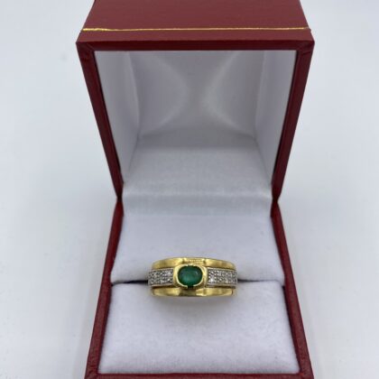 Bague-or-jaune-emeraude-et-eclats-de-diamants
